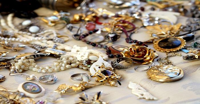 Vintage jewellery never gets out of fashion