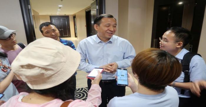 Li Yonghui, chairman of Hebei province's largest P2P lender Fincera, speaks to members of the