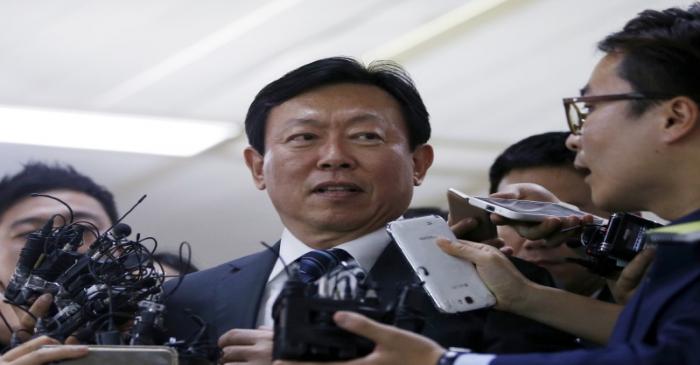 FILE PHOTO:  Lotte Group chairman Shin Dong-bin is surrounded by the media as he makes his way