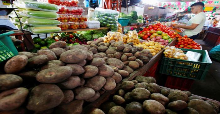 A man buys vegetables and fruits in Cali