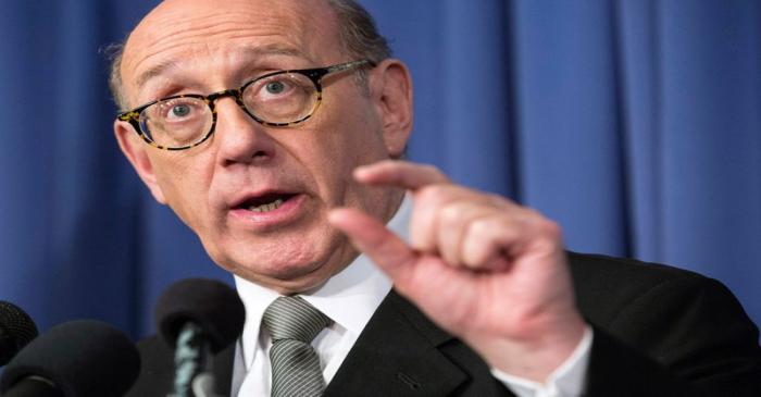 FILE PHOTO: Kenneth Feinberg, a victims compensation lawyer hired by GM, holds a news