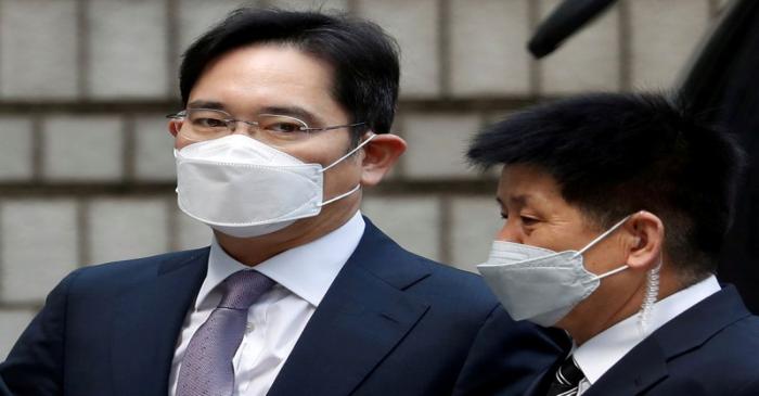 FILE PHOTO: Samsung Group heir Jay Y. Lee arrives for a court hearing to review a detention