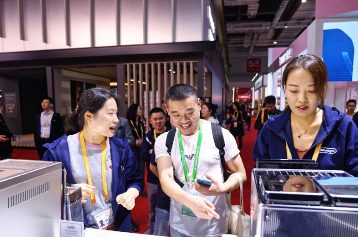 Record Throngs of Buyers From World’s Small Commodity Capital Yiwu Flock to CIIE