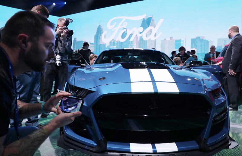 Media members with Ford Mustang Shelby GT500 at the North American International Auto Show in