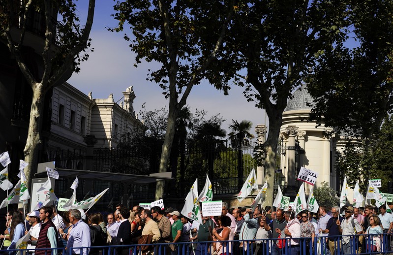 Spanish olive oil producers protest over fair prices in Madrid