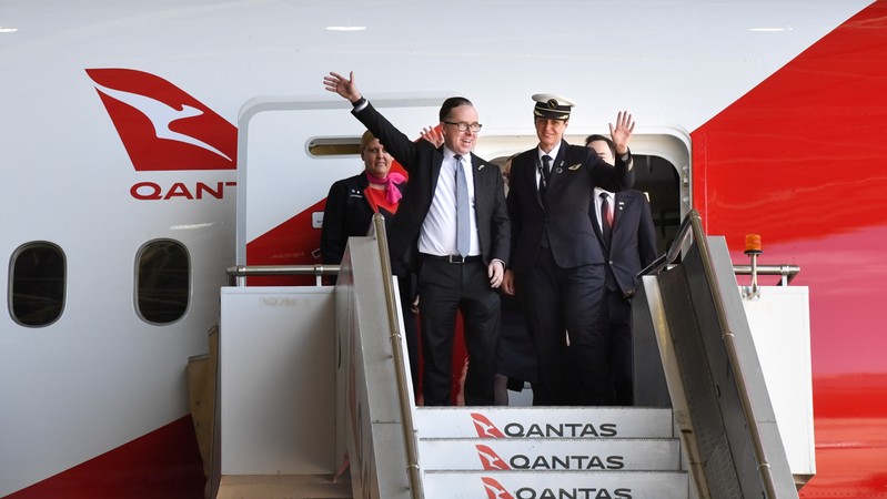 Qantas CEO Alan Joyce and crew members of flight QF7879, which flew direct from London to