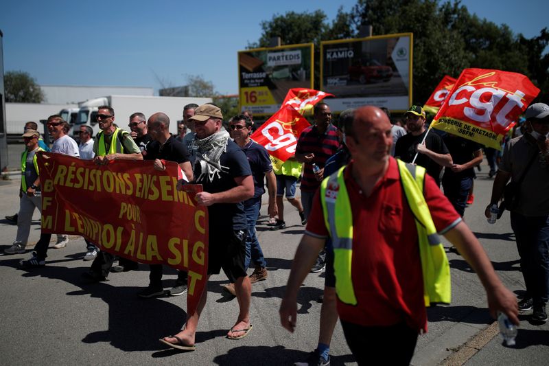 Renault workers fight to save their plant in Caudan despite worldwide layoffs announced by