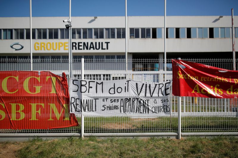 Renault workers fight to save their plant in Caudan despite worldwide layoffs announced by