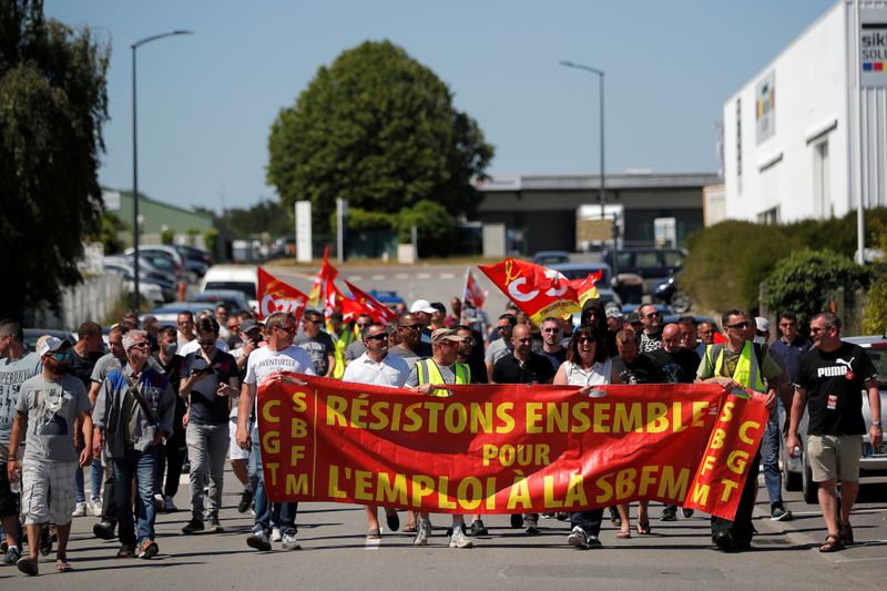 Renault workers fight to save their plant in Caudan despite worldwide layoffs announced by